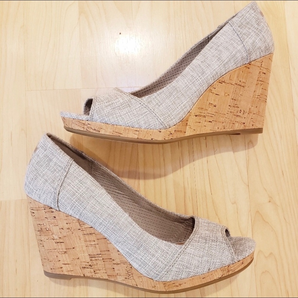 Toms Wedges, new Size 8, fits snug!